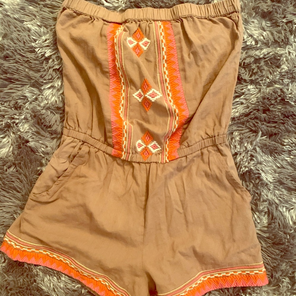 Adorable strapless romper with pockets!!